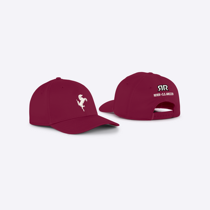 Cappello amaranto con cavallino